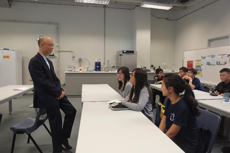 The Secretary for the Environment, Mr Wong Kam-sing, today (April 20) visited Chu Hai College of Higher Education in Tuen Mun. Photo shows Mr Wong (first left) chatting with students from the Department of Civil Engineering about their studies and future development.