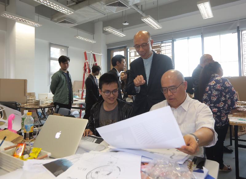 The Secretary for the Environment, Mr Wong Kam-sing, today (April 20) visited Chu Hai College of Higher Education in Tuen Mun. Photo shows Mr Wong (second right) chatting with students from the Department of Architecture about their studies and future development.