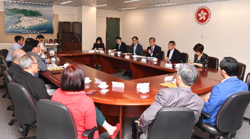 The Financial Secretary, Mr Paul Chan (third right), today (April 20) meets with the Chairman of the Islands District Council (IDC), Mr Chow Yuk-tong (second right), and other members of the IDC to learn more about the latest developments of the district, and to exchange views on matters of mutual interest. Also present is the District Officer (Islands), Mr Anthony Li (fourth right). 