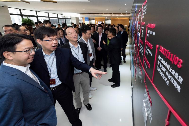 The Legislative Council joint-Panel delegation departs for the Guangdong-Hong Kong-Macao Bay Area to conduct duty visit today (April 20). Photo shows the delegation visiting the headquarters of the WeBank in Shenzhen to understand the development of the virtual bank.  
