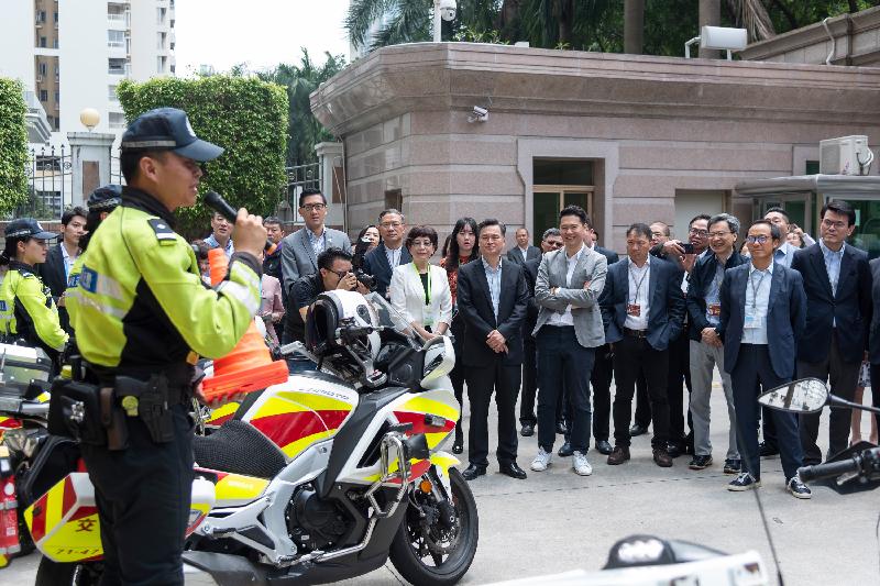 The Legislative Council joint-Panel delegation departs for the Guangdong-Hong Kong-Macao Bay Area to conduct duty visit today (April 20). Photo shows the delegation visiting the Shenzhen Traffic Police Intelligent Traffic Command Center to understand the use of smart technology in information collection and traffic management. 
