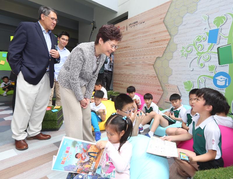 The Chief Executive, Mrs Carrie Lam (third left), tours the Leisure and Cultural Services Department's "My Pop-up Library" after the Opening Ceremony for 2018 World Book Day Fest - Towards a Reading City today (April 21).