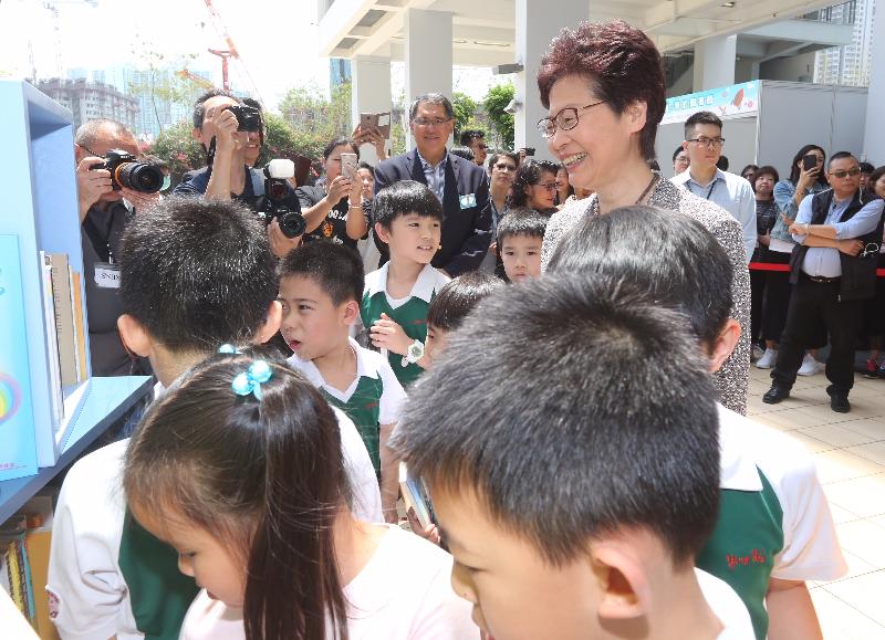 The Chief Executive, Mrs Carrie Lam (right), tours the Leisure and Cultural Services Department's "My Pop-up Library" after the Opening Ceremony for 2018 World Book Day Fest - Towards a Reading City today (April 21).