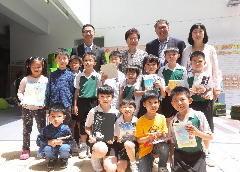 The Chief Executive, Mrs Carrie Lam (back row, second left), tours the Leisure and Cultural Services Department's "My Pop-up Library" after the Opening Ceremony for 2018 World Book Day Fest - Towards a Reading City today (April 21).
