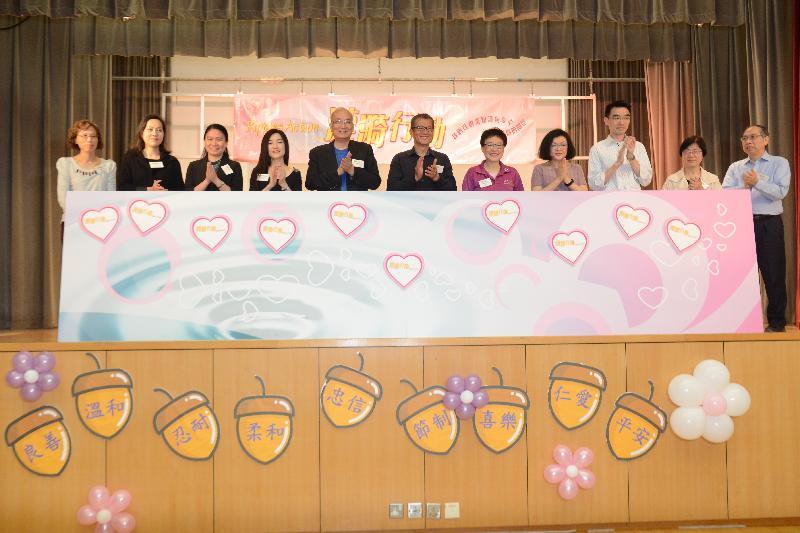 財政司司長陳茂波（中）今日（四月二十一日）出席漣漪行動十周年誌慶活動，與香港國際社會服務社行政總裁邱浩波（左五）和其他嘉賓主持啟動儀式。