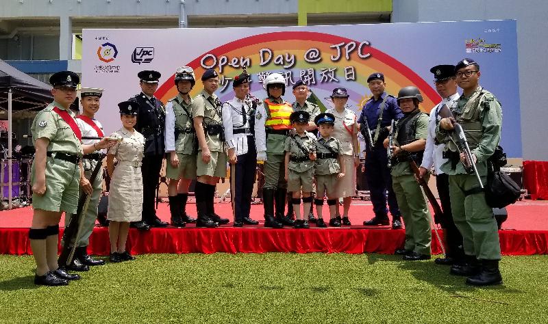 開放日中展示不同年代警察制服