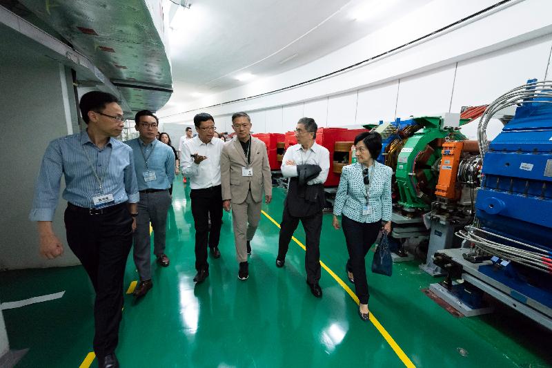 The Legislative Council joint-Panel continued duty visit in Guangdong-Hong Kong-Macao Bay Area today (April 21). Photo shows the delegation visiting the equipment in the China Spallation Neutron Source facility (the Facility). Guided by the Deputy Director of Institute of High Energy Physics of the Chinese Academy of Sciences, Professor Chen Yanwei (fourth right), Members observed the rapid cycling synchrotron which is installed 17 metres underground.