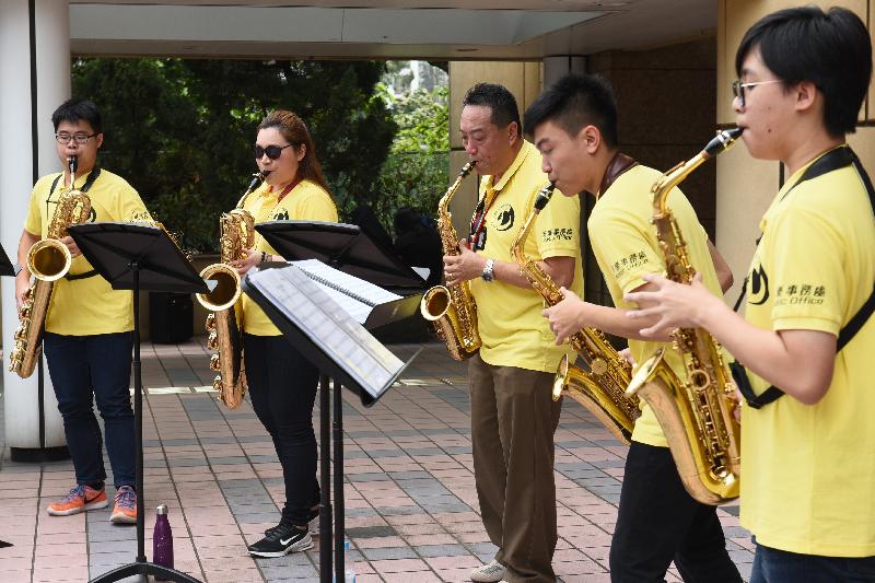 為了讓市民感受閱讀帶來的喜悅，康樂及文化事務署（康文署）香港公共圖書館藉世界閱讀日舉辦一系列精彩活動。香港中央圖書館今日（四月二十二日）舉行「樂在中圖」活動日。圖示康文署總音樂主任梁寶根（中）與管樂團演奏色士風。