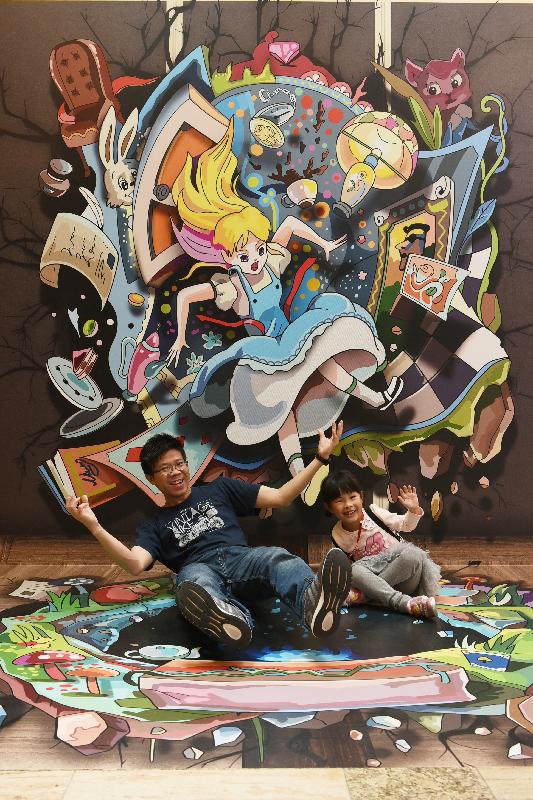 為了讓市民感受閱讀帶來的喜悅，康樂及文化事務署香港公共圖書館藉世界閱讀日舉辦一系列精彩活動。香港中央圖書館今日（四月二十二日）舉行「樂在中圖」活動日。圖示市民於「幻視藝術照相區」拍照。