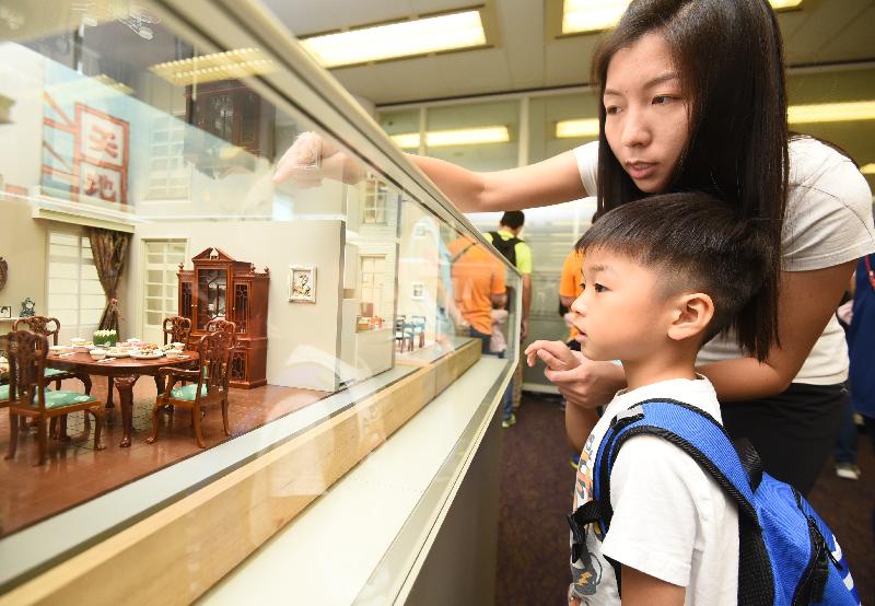为了让市民感受阅读带来的喜悦，康乐及文化事务署香港公共图书馆藉世界阅读日举办一系列精彩活动。香港中央图书馆今日（四月二十二日）举行「乐在中图」活动日。图示市民参观「旧日香港微型展」。