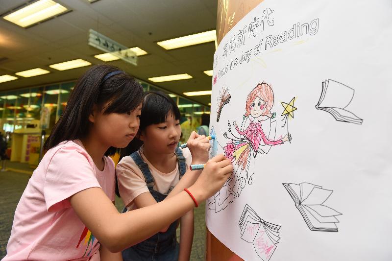 To encourage members of the public to discover and share the joy of reading and to tie in with World Book Day, the Hong Kong Public Libraries of the Leisure and Cultural Services Department held a series of vibrant activities, including the Fun at Central Library fun day, at the Hong Kong Central Library today (April 22). Photo shows children colouring the image of the mascot which was specially designed for the reading-for-all campaign, themed "Discover and Share the Joy of Reading".