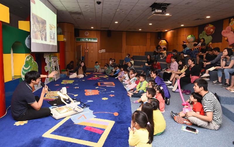 To encourage members of the public to discover and share the joy of reading and to tie in with World Book Day, the Hong Kong Public Libraries of the Leisure and Cultural Services Department held a series of vibrant activities, including the Fun at Central Library fun day, at the Hong Kong Central Library today (April 22). Photo shows visitors participating in English Storytelling Workshops: What Will I Be When I Grow Up?.