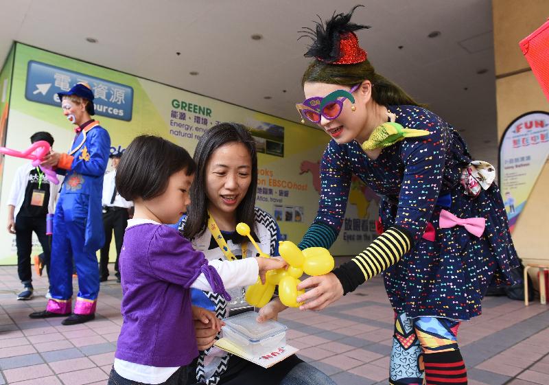 To encourage members of the public to discover and share the joy of reading and to tie in with World Book Day, the Hong Kong Public Libraries of the Leisure and Cultural Services Department held a series of vibrant activities, including the Fun at Central Library fun day, at the Hong Kong Central Library today (April 22). Photo shows visitors participating in the programmes.