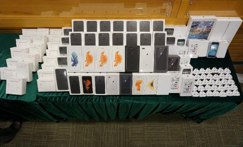 Hong Kong Customs conducted an operation yesterday (April 21) and seized a total of 100 smartphones with suspected false trademarks or with suspected false trade descriptions applied and about 3 400 pieces of suspected counterfeit smartphone accessories with a total estimated market value of about $1.5 million.