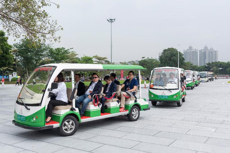 The Legislative Council delegation concluded the duty visit in Guangdong-Hong Kong-Macao Bay Area today (April 22).  Picture shows the delegation taking a ride on electric vehicles to tour around the compound of the Zhujiang New Town. 
