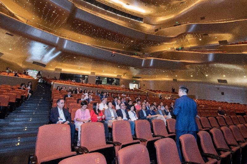 立法會聯席事務委員會今日（四月二十二日）結束粵港澳大灣區職務訪問。圖示訪問團參觀廣州大劇院的歌劇廳。