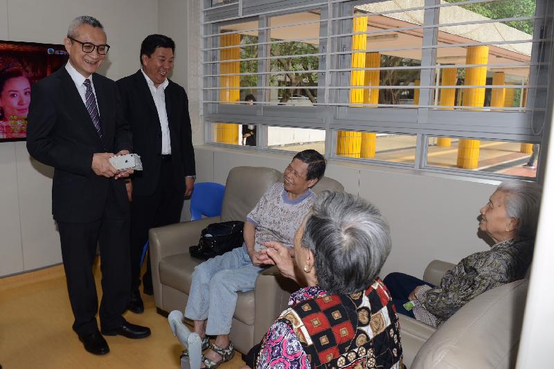 The Under Secretary for Food and Health, Dr Chui Tak-yi (left), visits Caritas Elderly Centre - Tung Tau today (April 23) and chats with the elderly people there. Next to him is the Chairman of the Wong Tai Sin District Council, Mr Li Tak-hong. 

