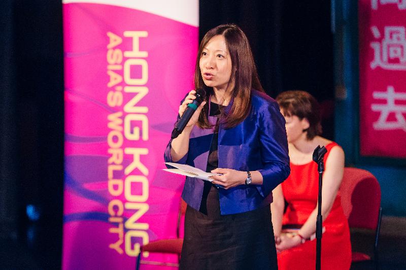 The Hong Kong Economic and Trade Office, London (London ETO) highlighted the story of Hong Kong migrants to the United Kingdom by supporting a new play touring the UK, "Mountains: The Dreams of Lily Kwok". Photo shows the Director-General of the London ETO, Ms Priscilla To, giving a speech after the performance of the play at Stratford Circus Arts Centre, London, on April 20 (London time).