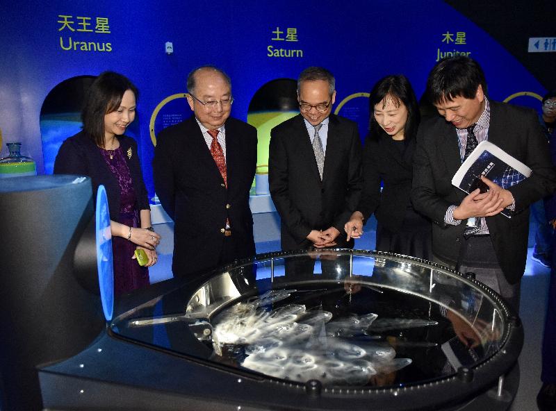 The opening ceremony for the Hong Kong Space Museum's new permanent exhibition halls was held today (April 24). Photo shows the Curator of the Hong Kong Space Museum, Mr Robert Leung (first right) introducing an exhibit to the officiating guests (from left) the Museum Director of the Hong Kong Science Museum, Ms Paulina Chan; the Museum Expert Adviser, Professor Yung Kai-leung; the Secretary for Home Affairs, Mr Lau Kong-wah; and the Director of Leisure and Cultural Services, Ms Michelle Li.