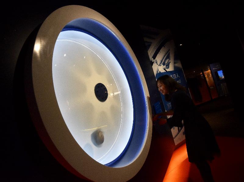 香港太空館全新展覽廳「宇宙展覽廳」和「太空探索展覽廳」今日（四月二十四日）揭幕，展示逾百件新展品，向市民介紹天文與太空科技新知。圖示互動展品「迴旋太空人」。