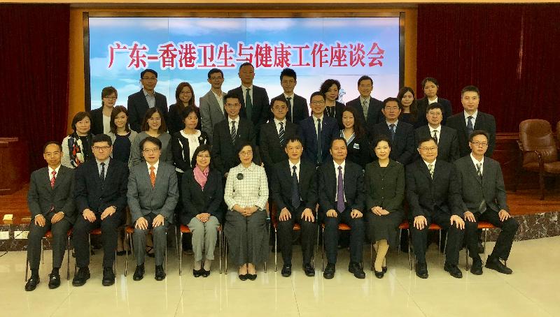 The Secretary for Food and Health, Professor Sophia Chan, today (April 24) led a delegation to Beijing and Guangzhou to visit Chinese medicine hospitals and a Chinese medicine university. Picture shows Professor Chan (first row, fifth left) meeting with the Director General of the Guangdong Provincial Health and Family Planning Commission, Mr Duan Yufei, (first row, fifth right) in Guangzhou to exchange views on the development of Chinese medicine hospitals and co-operation on matters relating to health and hygiene at the Bay Area. Looking on are Director of the Bureau of Traditional Chinese Medicine of Guangdong Province, Mr Xu Qingfeng (first row, fourth right), the Permanent Secretary for Food and Health (Health), Ms Elizabeth Tse (first row, fourth left); Project Director (Chinese Medicine Hospital Project Office) (Designate), Dr Cheung Wai-lun (first row, third left); and Director (Cluster Services) of Hospital Authority, Dr Tony Ko (first row, second left).