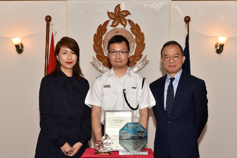 The General Manager of Corporate Affairs of the Hong Kong Tourism Board, Ms Cynthia Leung (left), and the Director of Immigration, Mr Tsang Kwok-wai (right), presented awards and a souvenir to the most courteous Immigration control officer, Mr Choi Fung-hau, today (April 24).