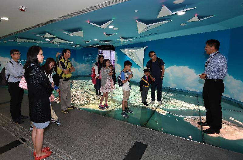 为期四日的民航处总部开放日今日（四月二十五日）圆满结束。图示参加者参观航空教育径，听取民航处人员讲解香港民航历史、航空保安和航空交通管制的工作。　