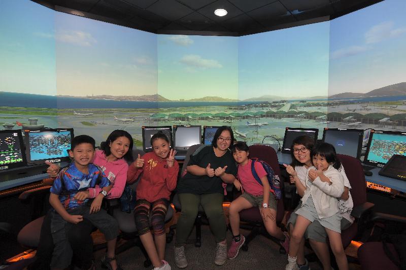 The Civil Aviation Department's open house event concluded successfully today (April 25). Visitors were given the rare opportunity to visit the Air Traffic Control Tower Simulator, which was open for public visiting for the first time.