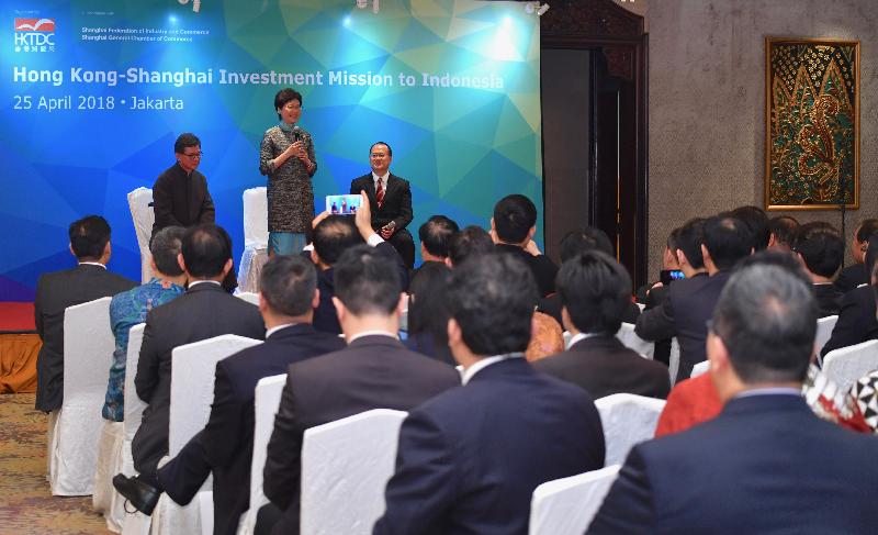 The Chief Executive, Mrs Carrie Lam, attended the "Indonesia-Hong Kong Strategic Partnership on the Belt and Road Initiative" Seminar and  Luncheon jointly held by the Hong Kong Trade Development Council (HKTDC) and the Chinese General Chamber of Commerce, Hong Kong (CGCC) in Jakarta, Indonesia, today (April 25). Photo shows Mrs Lam (centre) exchanging views with members of the HKTDC delegation. Also present are the Chairman of the HKTDC, Mr Vincent Lo (left), and the Chairman of the CGCC, Dr Jonathan Choi (right).