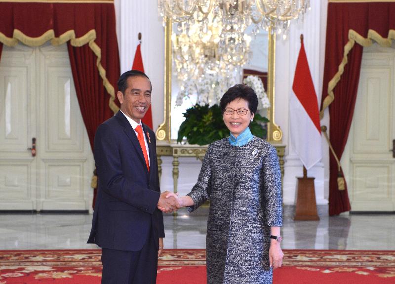 行政長官林鄭月娥（右）今日（四月二十五日）在印尼雅加達與印尼總統佐科‧維多多（左）會面。圖示兩人在會面前握手。