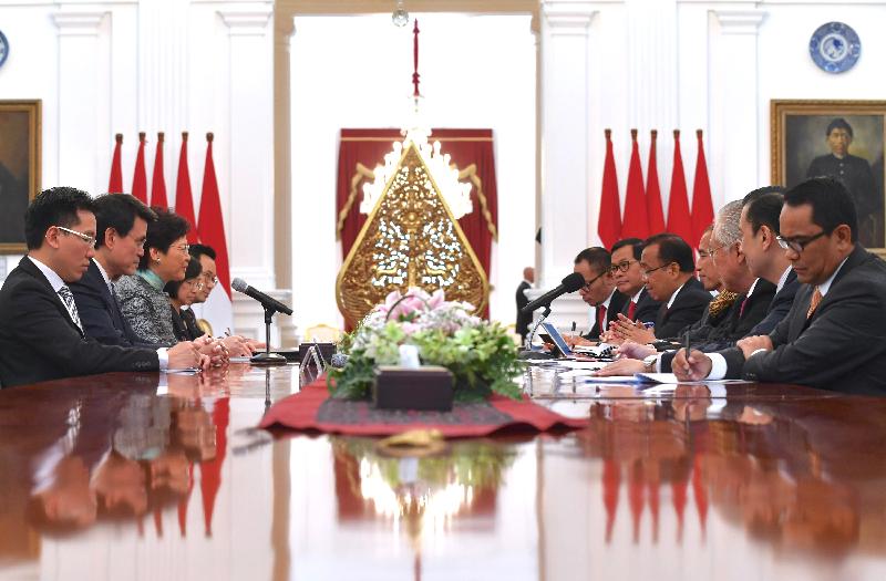 行政長官林鄭月娥（左三）今日（四月二十五日）在印尼雅加達與印尼總統佐科‧維多多（右四）會面。商務及經濟發展局局長邱騰華（左二）亦有出席。