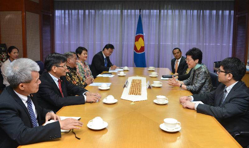 行政長官林鄭月娥今日（四月二十五日）在印尼雅加達參觀東南亞國家聯盟（東盟）秘書處。圖示林鄭月娥（右二）與東盟副秘書長穆赫坦博士（左三）交流。