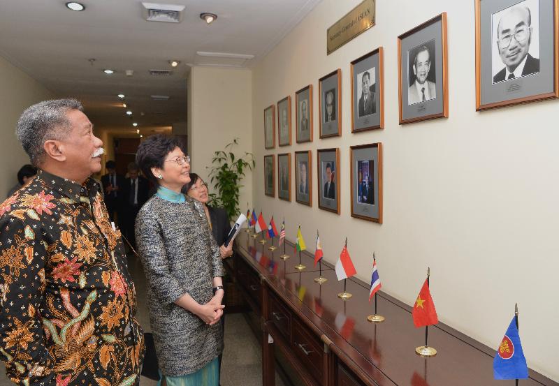 行政長官林鄭月娥（右）今日（四月二十五日）在東南亞國家聯盟（東盟）副秘書長穆赫坦博士（左）陪同下，在印尼雅加達參觀東盟秘書處。