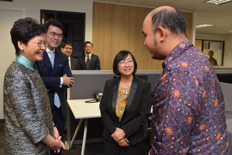 The Chief Executive, Mrs Carrie Lam (first left), and the Secretary for Commerce and Economic Development, Mr Edward Yau (second left), accompanied by the Director-General of the Hong Kong Economic and Trade Office in Jakarta (Jakarta ETO), Mrs Do Pang Wai-yee (second right), visit the Jakarta ETO today (April 25) to learn about its operation.