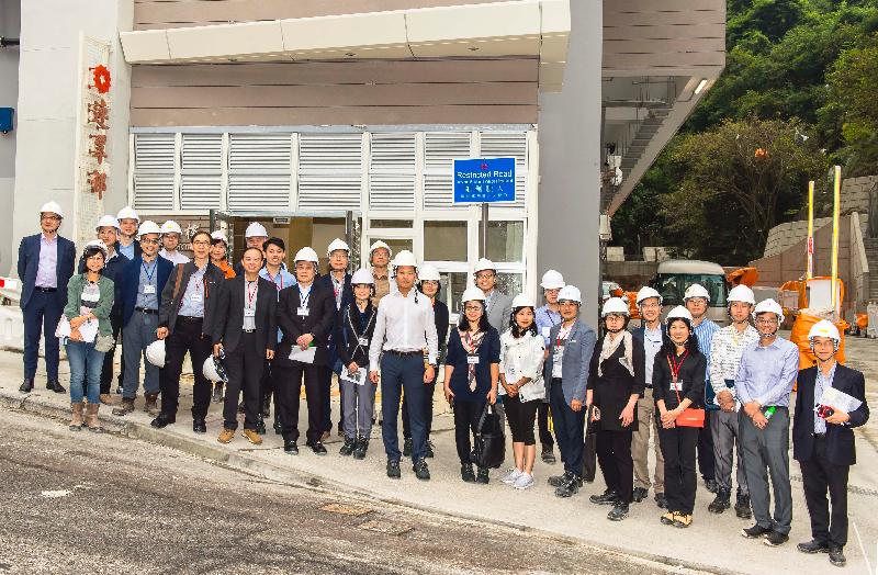 Members of the Hong Kong Housing Authority's Building Committee and Tender Committee today (April 26) visited two construction sites to better understand the challenges of current public housing development. Photo shows Members with Housing Department officials and others outside the Lin Tsui Estate site in Chai Wan.