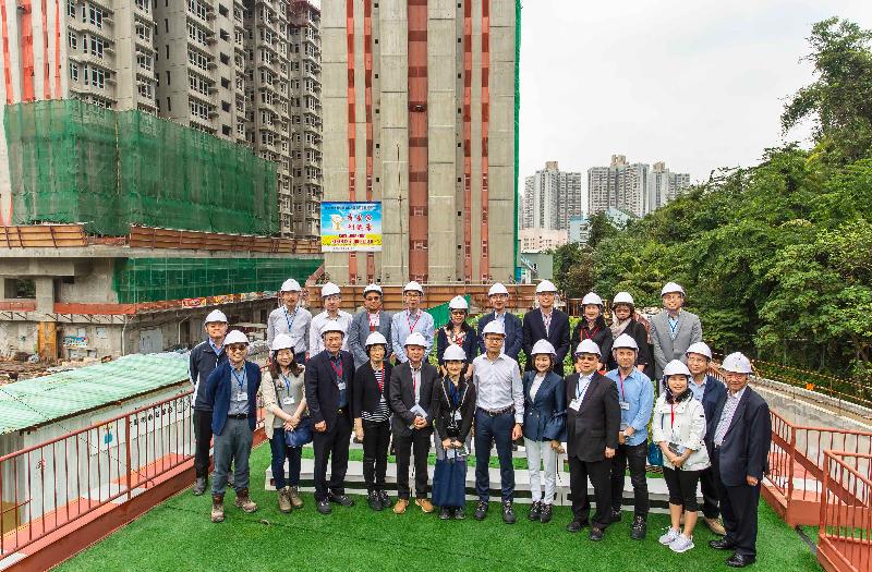 Members of the Hong Kong Housing Authority's Building Committee and Tender Committee today (April 26) visited two construction sites to better understand the challenges of current public housing development. Photo shows Members with Housing Department officials and others at the Fanling Area 49 site.