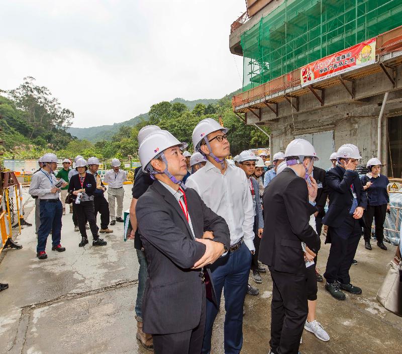 Members of the Hong Kong Housing Authority's Building Committee (BC) and Tender Committee (TC) today (April 26) visited two construction sites to better understand the challenges of current public housing development. Photo shows the Chairman of the BC, Mr Dennis Kwok (second left) and the Chairman of the TC, Mr Cheung Tat-tong (first left) listening to a briefing on the construction of buildings at the Fanling Area 49 site.