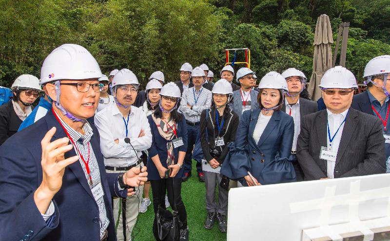 Members of the Hong Kong Housing Authority's Building Committee and Tender Committee today (April 26) visited two construction sites to better understand the challenges of current public housing development. Photo shows Members receiving a briefing from Assistant Director of Housing Mr Lam King-kong (first left) at the Fanling Area 49 site. 
