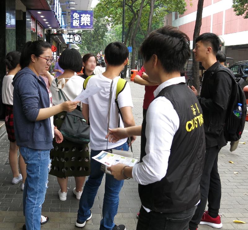 香港海關今日（四月二十七日）展開一項名為「藍鳥」的巡查行動，「五一黃金周」期間加強保障消費者的工作。圖示海關人員在尖沙咀向途人派發宣傳單張。