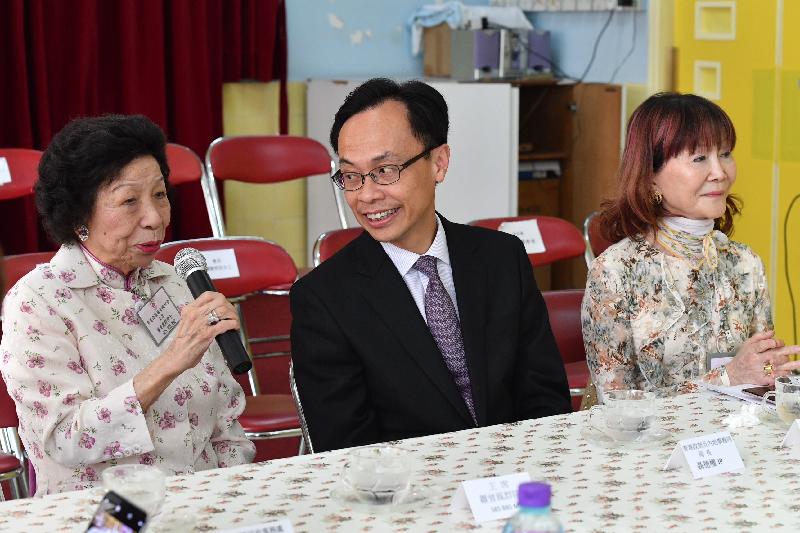 政制及内地事务局局长聂德权（中）今日（四月二十七日）到访位于中西区的香港西区妇女福利会，听取代表介绍福利会的工作和服务。