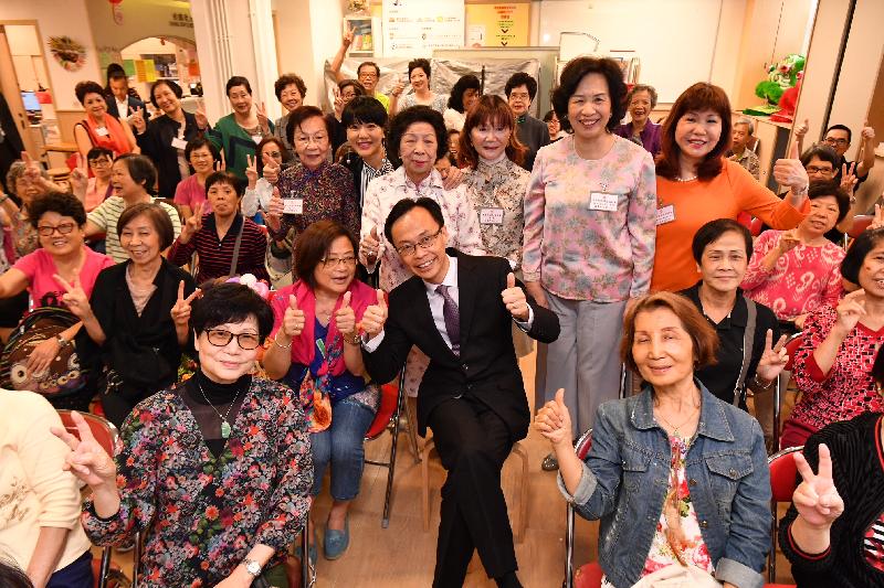 政制及內地事務局局長聶德權今日（四月二十七日）參觀香港西區婦女福利會轄下的松鶴老人中心，並與長者及中心職員合照。