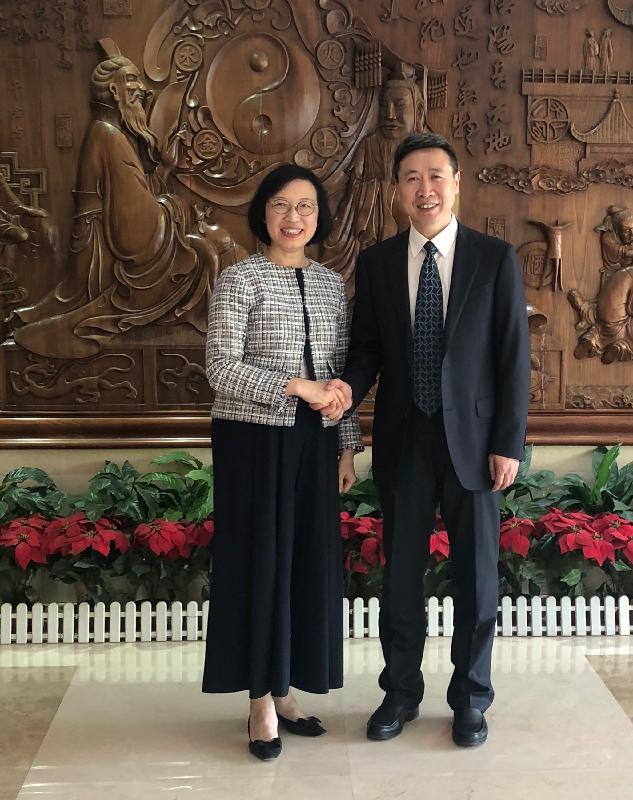 The Secretary for Food and Health, Professor Sophia Chan (left), today (April 27) continued her visit in Beijing and met with the Vice Commissioner of the State Administration of Traditional Chinese Medicine, Mr Wang Zhiyong (right). Professor Chan briefed him on the work progress and contruction plan of the first ever Chinese medicine hospital in Hong Kong.