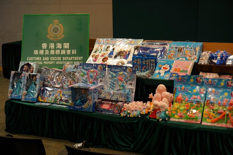 香港海關昨日（四月二十六日）採取代號「旋風」的全港性執法行動，共檢獲約六千八百件懷疑侵權玩具、文具、童裝及其它懷疑侵權物品，估計市值共約四十萬元。圖示部分檢獲的物品。