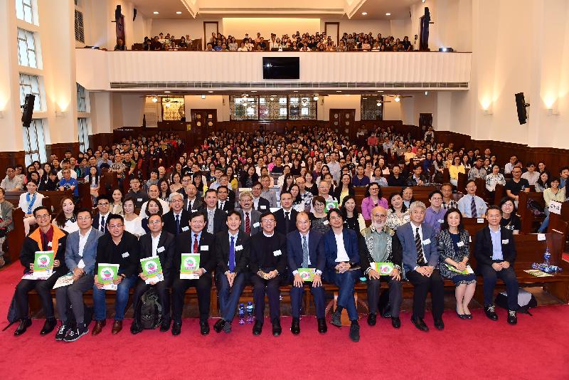 政務司司長張建宗（前排右六）今日（四月二十八日）早上出席香港基督教循道衛理聯合教會舉辦的兩岸三地生命教育論壇2018，並與嘉賓和參加者合照。