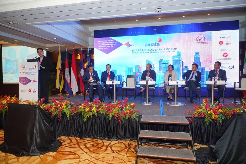 商务及经济发展局副局长陈百里博士（左一）今日（四月二十八日）在新加坡出席第十五届东盟领袖论坛经济部长圆桌会议，并在会议上致辞。缅甸商务部副部长U Aung Htoo（右一）、英国国际贸易部国务大臣Greg Hands（右二）、老挝工业及商务部部长Khemmani Pholsena（右三）、新加坡贸工部高级政务部长许宝琨医生（右五）和柬埔寨商务部部长Pan Sorasak（右六）亦参与讨论。