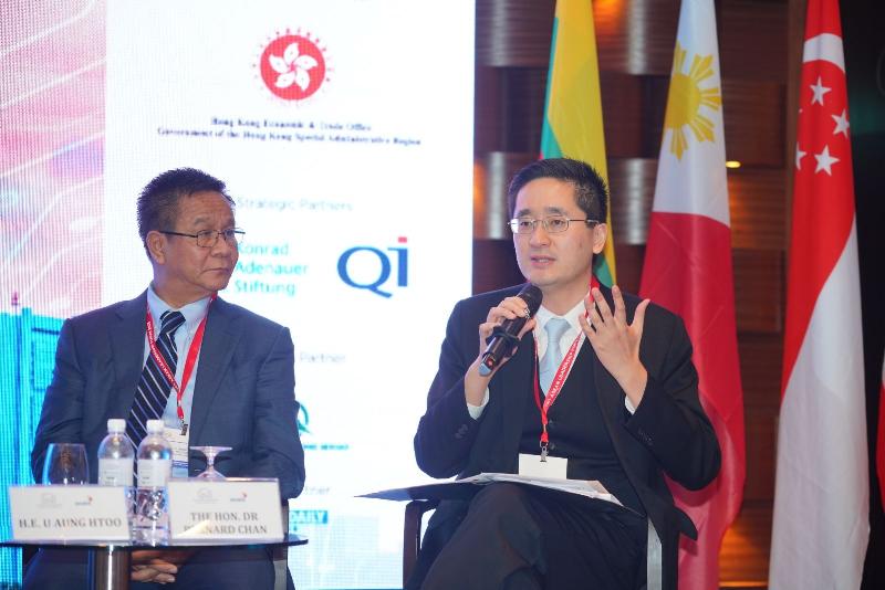 The Under Secretary for Commerce and Economic Development, Dr Bernard Chan (right), takes part in the discussion at the Economic Ministers Roundtable of the 15th ASEAN Leadership Forum in Singapore today (April 28). Next to Dr Chan is the Deputy Minister of Commerce of Myanmar, Mr U Aung Htoo.
