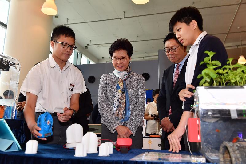 行政长官林郑月娥今日（四月二十八日）出席港铁STEM创未来概念展示日。图示林郑月娥（左二）观看参赛者制作的模型。