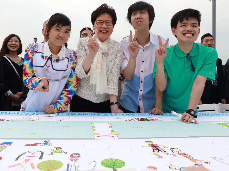 The Chief Executive, Mrs Carrie Lam, attended the opening ceremony of the Central and Western District Promenade - Western Wholesale Food Market Section today (April 28). Photo shows Mrs Lam (second left) visiting a booth at the promenade.