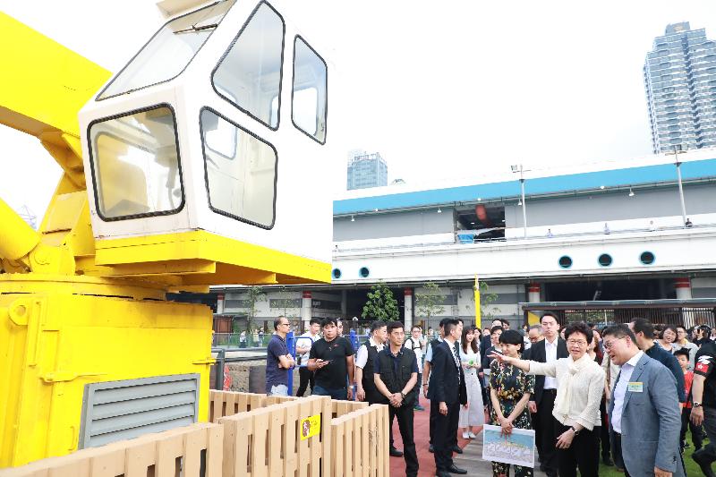 The Chief Executive, Mrs Carrie Lam, attended the opening ceremony of the Central and Western District Promenade - Western Wholesale Food Market Section today (April 28). Photo shows Mrs Lam (second right) visiting the promenade.