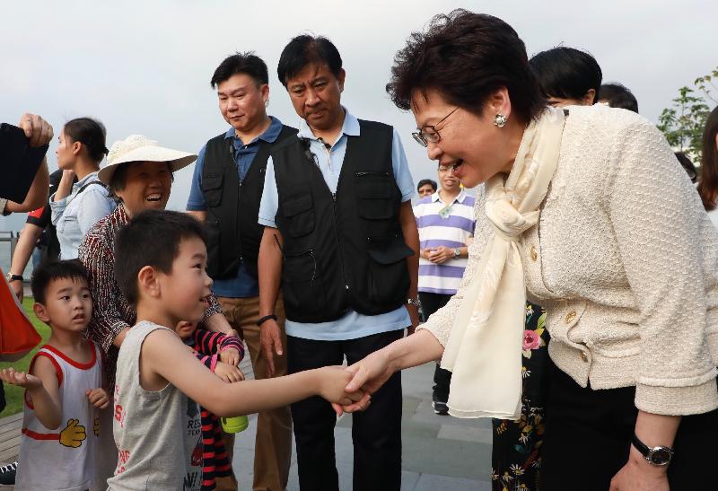 The Chief Executive, Mrs Carrie Lam, attended the opening ceremony of the Central and Western District Promenade - Western Wholesale Food Market Section today (April 28). Photo shows Mrs Lam (right) greeting the other visitors while touring the promenade.